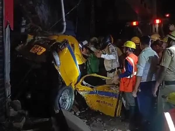 জিটি রোডে ভয়াবহ দুর্ঘটনা, ডাম্পারের ধাক্কায় দুমড়ে-মুচড়ে গেল ট্যাক্সি, মৃত কমপক্ষে ২