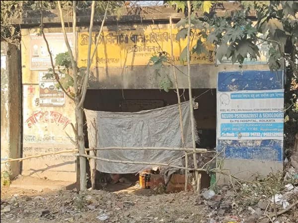 গোডাউনে পরিণত হয়েছে যাত্রী প্রতীক্ষালয়, রঘুনাথপুরে ক্ষোভ