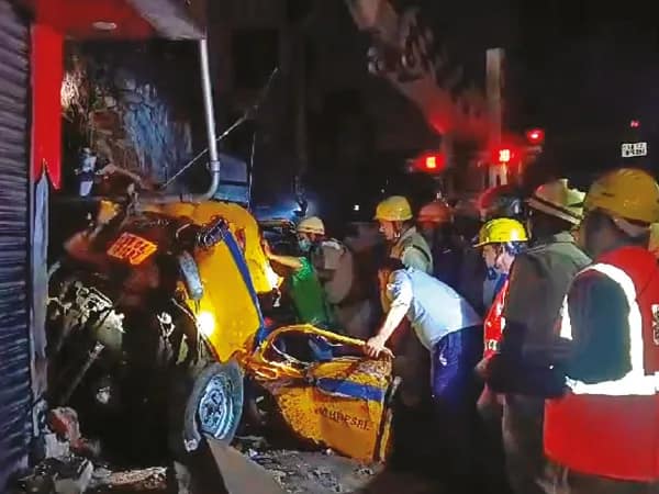বালিতে মধ্যরাতে ভয়াবহ দুর্ঘটনা,&nbsp; ট্যাক্সিতে ধাক্কা ডাম্পারের, মৃত ২