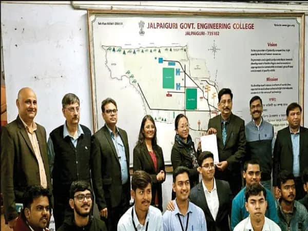 জলপাইগুড়ি ইঞ্জিনিয়ারিং কলেজে ১৪৭ পড়ুয়াকে &lsquo;জব অফার&rsquo;, কৃষকের সন্তান পেলেন ১২ লাখের চাকরি