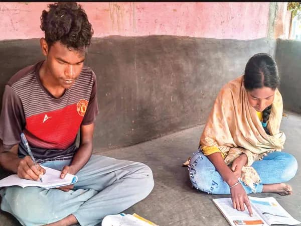 বাড়ি থেকে একাই ১০ কিমি জঙ্গলের পথ উজিয়ে পরীক্ষাকেন্দ্রে সঞ্জয়
