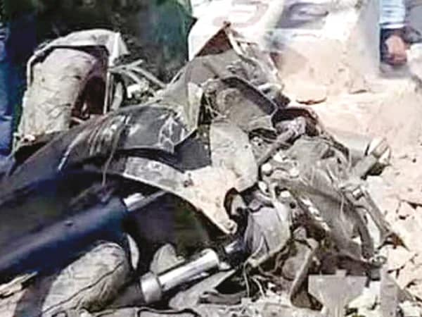 বাউড়িয়ায় ট্রেনের ধাক্কায় চুরমার বাইক, প্রাণে বাঁচলেন ২ আরোহী