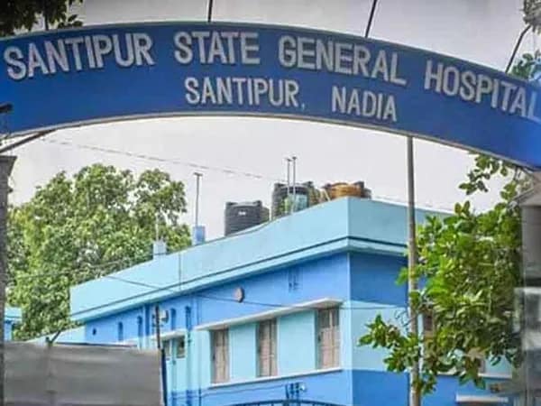 শিশুর বাবাকে দিয়ে বমি পরিষ্কার করালেন ডাক্তার, ফের বিতর্কে শান্তিপুর হাসপাতাল
