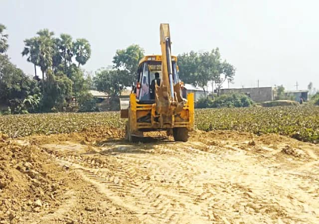 গাজোলে পুকুর ভরাট রুখলেন বাসিন্দারা কড়া ব্যবস্থার হুঁশিয়ারি প্রশাসনের
