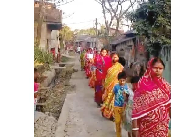 চন্দ্রকোণায় চোলাইয়ের বিরুদ্ধে মহিলাদের মিছিল