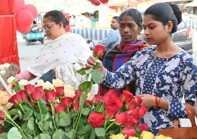 ভ্যালেন্টাইনস ডে&rsquo;তে ব্যাপক ভিড় মালদহের রেস্তরাঁয়, রায়গঞ্জে দেদার বিক্রি গোলাপের