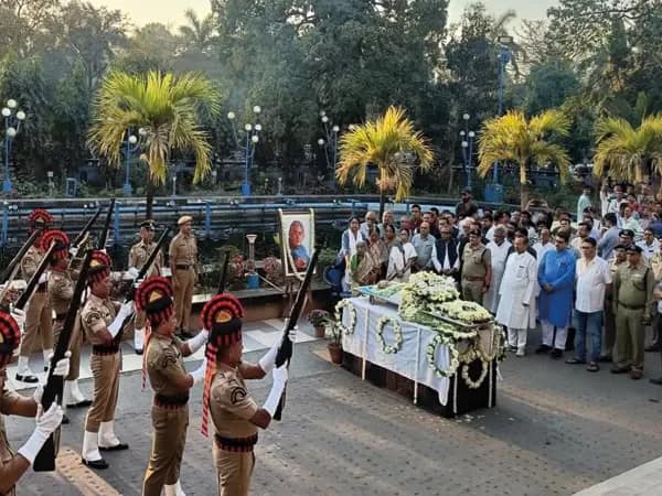 গান স্যালুটে সঙ্গীতশিল্পী প্রতুল মুখোপাধ্যায়কে শেষ বিদায়, শোকস্তব্ধ মুখ্যমন্ত্রী