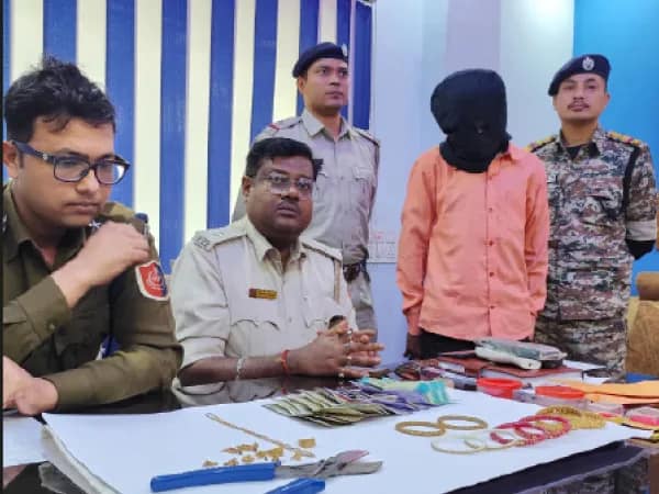 চুরির পর বাঁশঝাড়ে নেশায় ডুব যুবকের, পরে গ্রেপ্তার