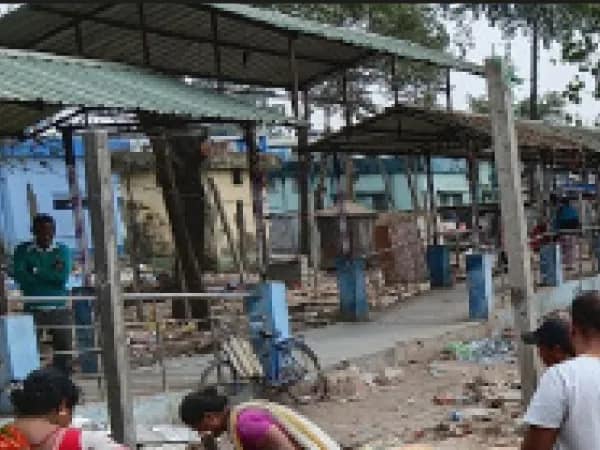 উত্তরবঙ্গ মেডিক্যাল চত্বর থেকে দোকান সরালেন ব্যবসায়ীরা