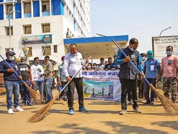 বালুরঘাট হাসপাতালে জঙ্গল সাফাই অভিযান