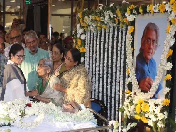 শিল্পী প্রতুল মুখোপাধ্যায় প্রয়াত,&nbsp;মুখ্যমন্ত্রীর শোকপ্রকাশ, মাল্যদান, শ্রদ্ধা ও গান স্যালুটে চিরবিদায়