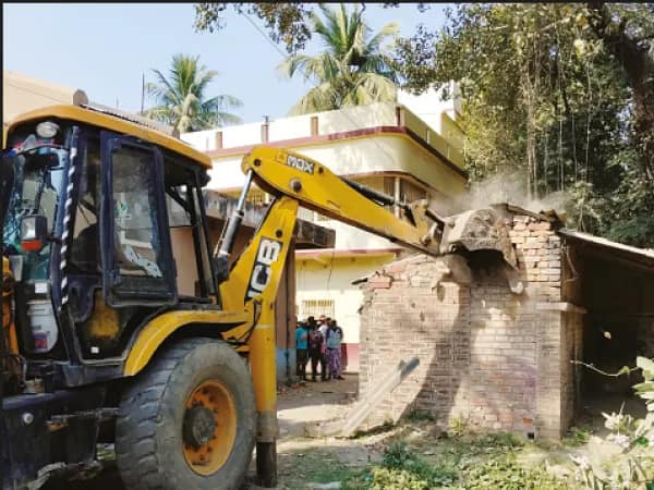 পরিত্যক্ত কোয়ার্টার ও দোকান ভাঙল রেল