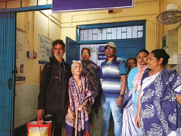 বনগাঁর রাস্তায় বৃদ্ধাকে ফেলে যান নাতি, নদিয়ার ঠিকানা খুঁজে ৩ মাস পর বাড়ি ফেরাল হ্যাম রেডিও