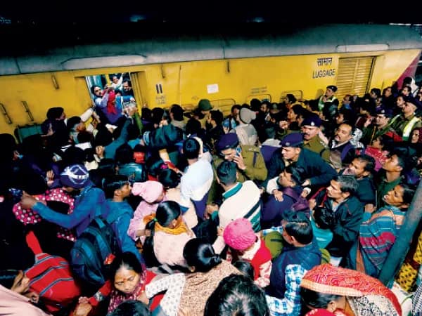নয়াদিল্লি স্টেশনে পদপিষ্ট হয়ে মৃত ১৫, কুম্ভের পুণ্যার্থীদের ভিড়ে বিশৃঙ্খল পরিস্থিতি, শোকপ্রকাশ প্রধানমন্ত্রীর