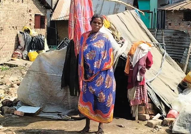 রেলের জায়গায় ভাঙা ঝুপড়িতে বাস বৃদ্ধ দম্পতির