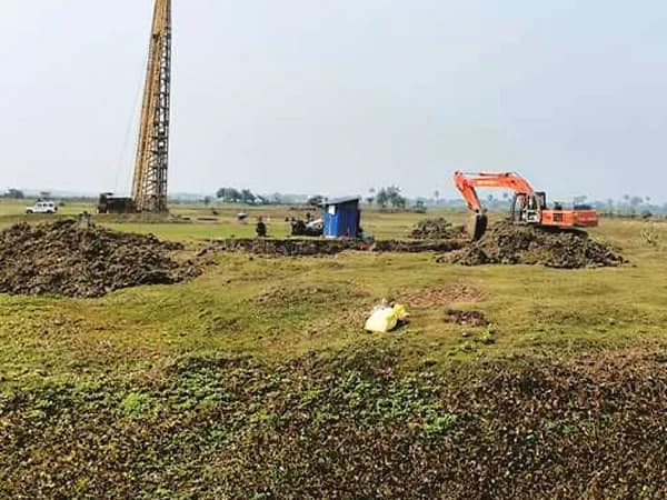 মাটি মাফিয়াদের নিয়ে মুখ খুললেই বিপদ! কোদাল হাতে সকাল-বিকেল সড়ক সাফাই করেন বাসিন্দারাই