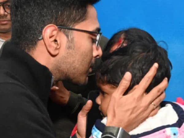 ২ শিশুর চিকিৎসার দায়িত্ব নিয়ে বেঙ্গালুরু পাঠালেন অভিষেক