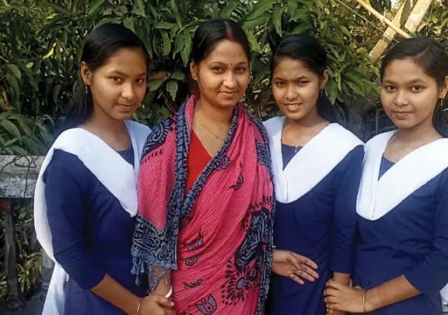 দেখতে হুবহু এক! বিভ্রান্তি ছড়িয়ে ঘাটালের মাধ্যমিক পরীক্ষাকেন্দ্রে সেলিব্রিটি তিন বোন