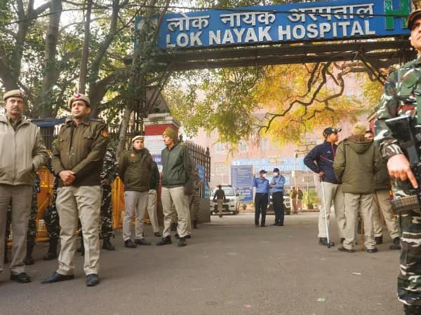 &lsquo;কারও সঙ্গে কথা নয়&rsquo;, মৃতের আত্মীয়দের চোখ রাঙাচ্ছে হাসপাতালের সুরক্ষাকর্মীরা