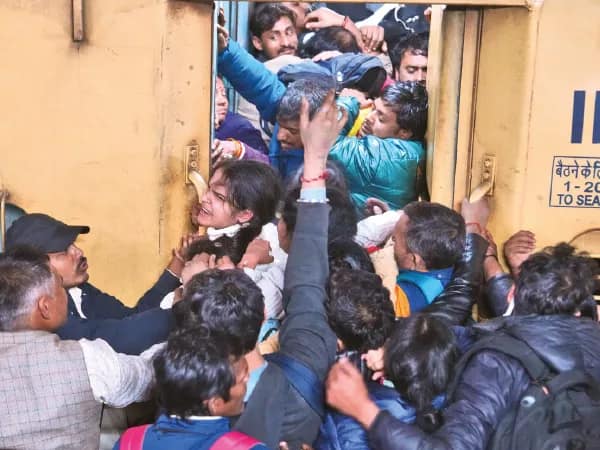 ঘুম ভাঙেনি রেলের, নিউদিল্লি স্টেশনে সেই অব্যবস্থাই