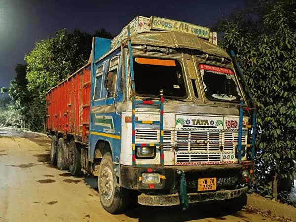 স্কুটারে ট্রাকের ধাক্কা, মৃত্যু&nbsp; &nbsp;দম্পতি ও কিশোরী কন্যার