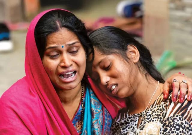 দিল্লিতে প্ল্যাটফর্ম বদলেই পদপিষ্ট, মৃত্যু বেড়ে ১৮,&nbsp;বিপর্যয়ের দায় ঝেড়ে ফেলতে মরিয়া রেল!