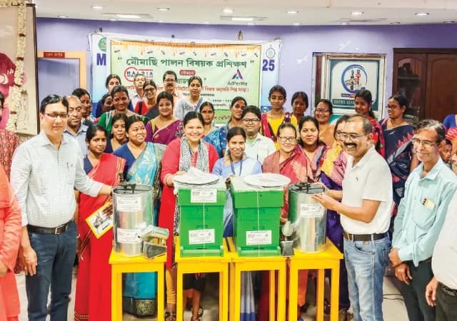 কৃষিদপ্তর ও রামকৃষ্ণ মিশনের যৌথ উদ্যোগে হলদিয়ায় মৌমাছি পালনের প্রশিক্ষণ