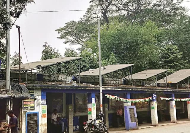 রক্ষণাবেক্ষণের অভাব, যাত্রী শেল্টারের&nbsp;উপর সোলার প্যানেলে ধুলোর পুরু স্তর&nbsp;