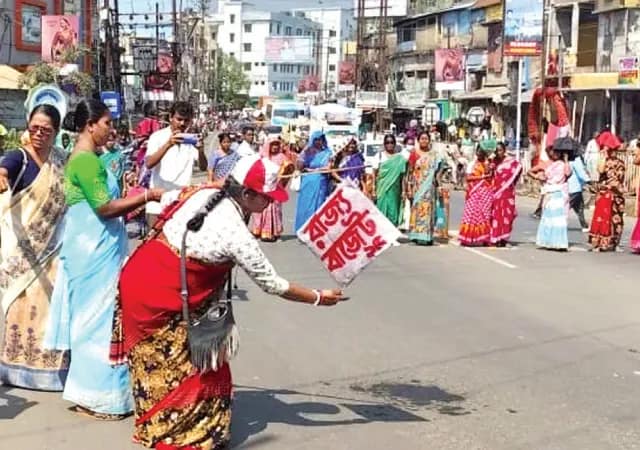 মজুরি বৃদ্ধি সহ বিভিন্ন দাবিতে বিক্ষোভ মিড ডে মিল কর্মীদের