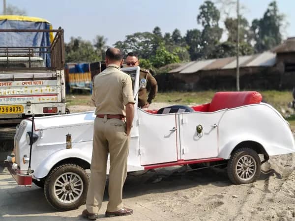 ছিল টোটো হয়ে গেল ভিন্টেজ কার! মডিফাই করা গাড়ি আটক করল পুলিস