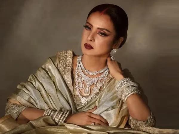 পর্দায় ফিরছেন রেখা