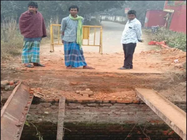 কালনার সুলতানপুরে সেতুর বেহাল দশা বাসিন্দাদের উদ্যোগে অস্থায়ীভাবে পারাপারের ব্যবস্থা