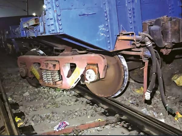 মান্ধাতা আমলের বগি, ফলে প্রায়ই&nbsp;চাকা ভেঙে লাইনচ্যুত হচ্ছে মালগাড়ি