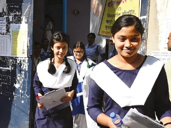 সংখ্যায় এগিয়ে, তবু পাশের হারে ছাত্রদের ছুঁতে পারছে না ছাত্রীরা