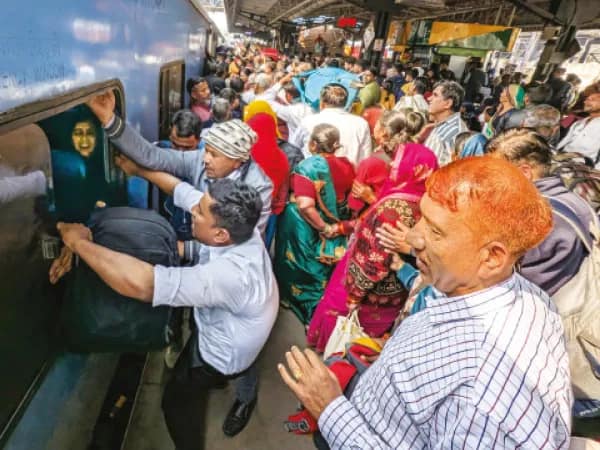 &lsquo;বিনা টিকিটে ট্রেনে উঠতে বলেছেন মোদি&rsquo;,&nbsp; কুম্ভযাত্রীর কথায় হতভম্ব ডিআরএম