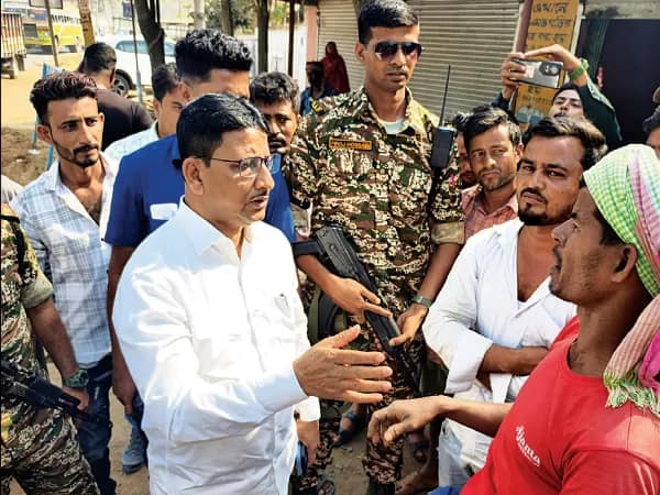 সিউড়িতে বিক্ষোভের মুখে জেলা সভাধিপতি