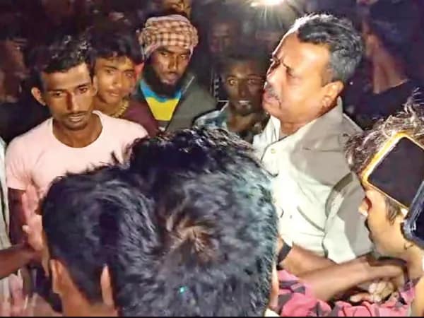 রাতের অন্ধকারে মাটি পাচার,&nbsp;গাড়ি আটকালেন গ্রামবাসীরা