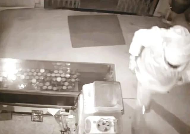 এক রাতে পরপর ২টি সোনার দোকানে চুরি