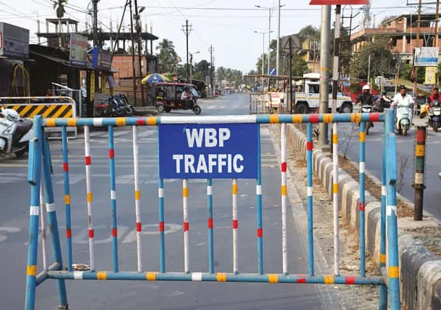 দুর্ঘটনা আটকাতে ইস্টার্ন বাইপাসে ফ্লুরোসেন্ট স্টিকার, বসল গার্ডরেল
