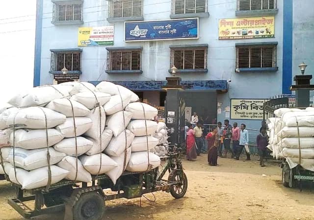 ধান কেনার কাজে কয়েক ঘণ্টা দেরি গোঘাটে বিক্ষোভ চাষিদের