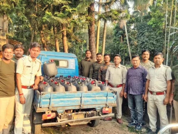 ১৩ লক্ষ টাকার চোলাই মদ,&nbsp; উপকরণ উদ্ধার, গ্রেপ্তার দুই
&nbsp;