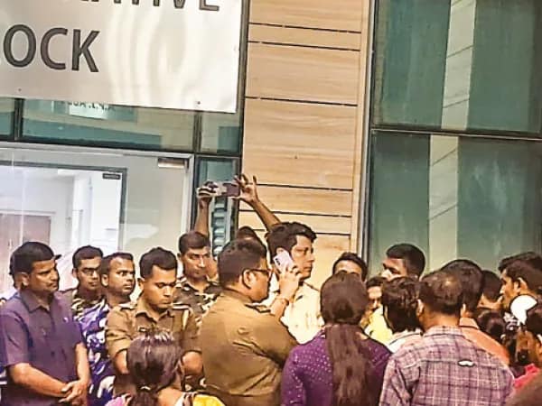 ডিরেক্টরকে ঘরে আটকে বিক্ষোভ