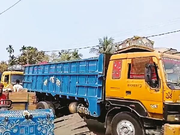 পার্কিং নিয়ে বঞ্চনার প্রতিবাদে বিক্ষোভ, ঘোজাডাঙায় বন্ধ আন্তর্জাতিক বাণিজ্য