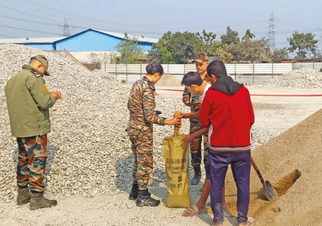 ফুলবাড়িতে উদ্ধার মর্টার শেল তিস্তাচরে নিষ্ক্রিয় করল সেনা
