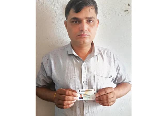 গোঁফ দিয়ে যায় চেনা! সংশোধিত ভোটার কার্ডে নাম একজনের, ছবি অপরজনের