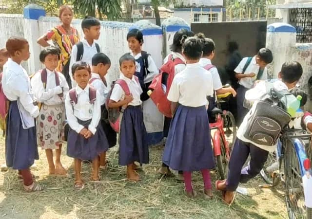 সাড়ে ১১টাতেও বন্ধ তপনের প্রাথমিক বিদ্যালয়, প্রধান শিক্ষককে শোকজ