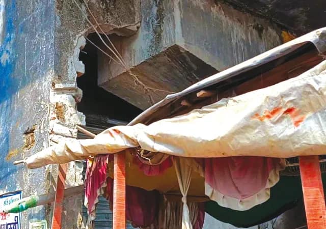 ব্রিজের গার্ডওয়ালের অংশ কেটে দোকান করার অভিযোগ ভাঙড়ে