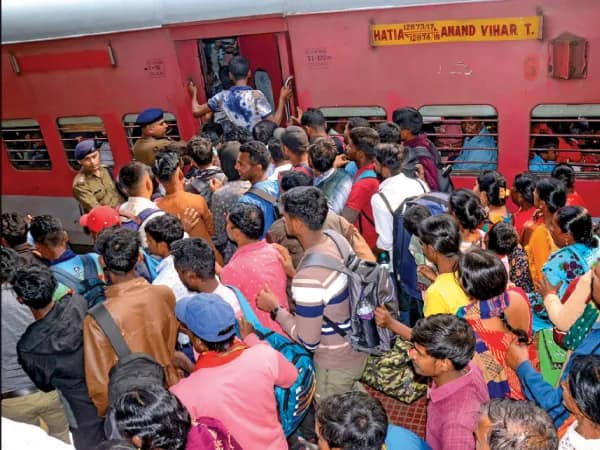কুম্ভ স্পেশাল ট্রেনের নাম ঘিরে বিভ্রান্তি, নিউদিল্লি বিপর্যয়েও ঘুম ভাঙেনি রেলের