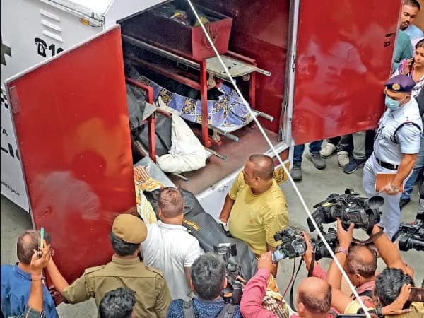 &lsquo;বাড়িতে যান, বডি পাবেন&rsquo;, জখম প্রণয় মুখ খুলতেই তোলপাড় পুলিসে
&nbsp;