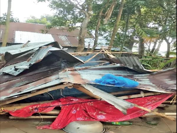 টর্নেডো-ঝড়-শিলাবৃষ্টিতে উত্তর ২৪ পরগনার বিস্তীর্ণ এলাকা তছনছ, ভাঙল বাড়ি-গাছ-খুঁটি